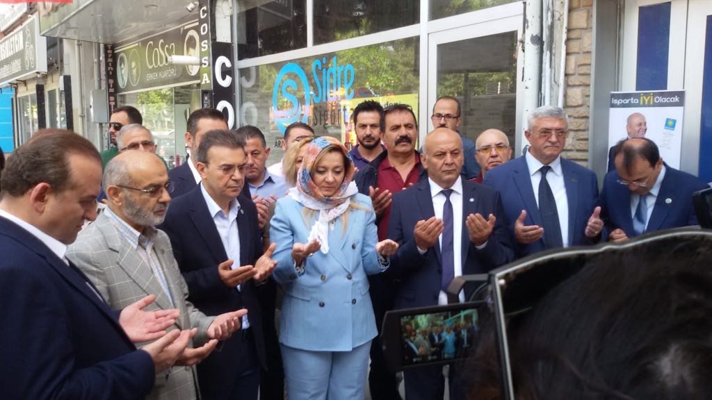 Aylin Cesur'dan Kadir Gecesi Kandil Mesajı